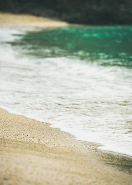 Mavi deniz plaj arka plan, seçici odak rock ile su ve sandy. Kleopatra Plajı, Alanya, Türkiye.