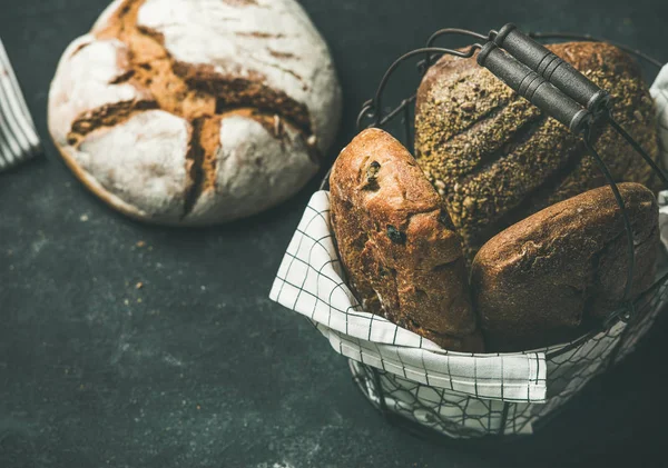 各种面包的选择 小麦和杂粮在厨房毛巾上的黑色背景 复制空间的乡村面包饼 — 图库照片