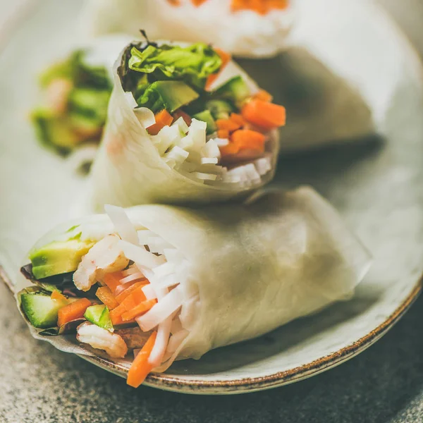 Garnalen Plantaardige Rijstpapier Loempia Met Saus Plaat Grijze Achtergrond Een — Stockfoto