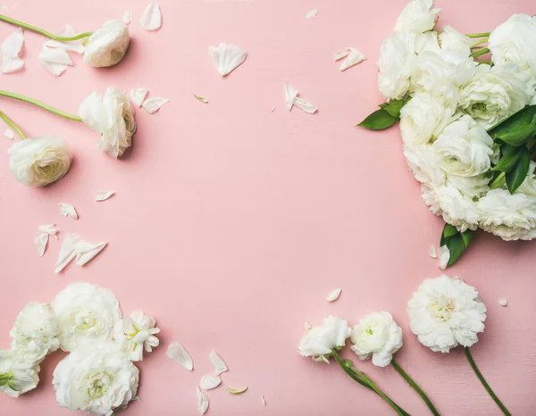 Fondo Del Día San Valentín Colocación Plana Flores Ranúnculo Blanco — Foto de Stock