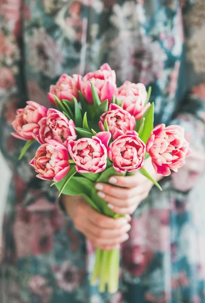 Disposizione Fiori Primaverili Donna Abito Seta Colorato Che Tiene Bouquet — Foto Stock