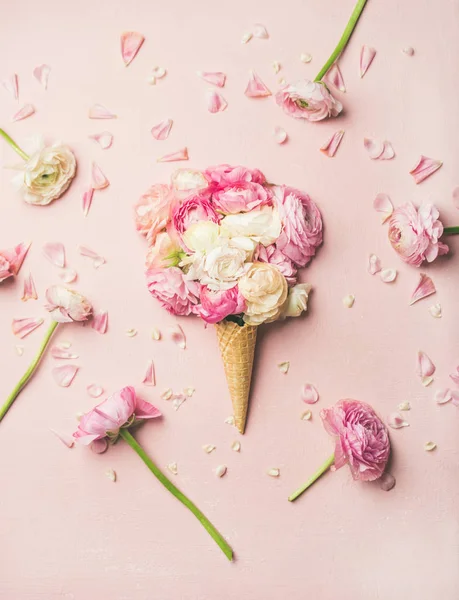 Mieszkanie Lay Stożka Słodki Wafel Kwiatami Jaskier Różowy Biały Pastel — Zdjęcie stockowe