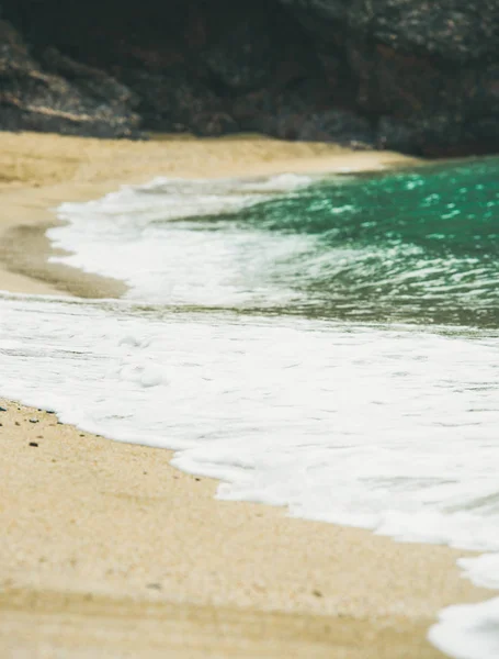 Mavi deniz su ve sandy beach — Stok fotoğraf