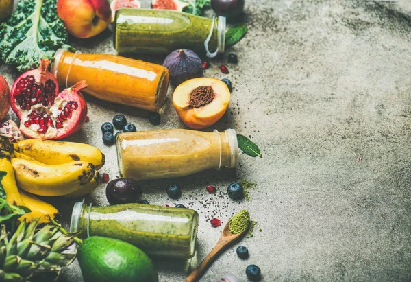 Batidos Coloridos Botellas Con Frutas Tropicales Frescas Superalimentos Sobre Fondo — Foto de Stock