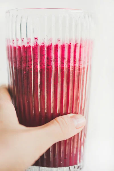 Frullato Barbabietola Fresca Mattutina Succo Frutta Vetro Mano Femminile Fondo — Foto Stock