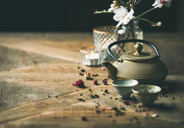 Традиційні Азіатські Чайної Церемонії Домовленості Золотий Залізо Чайник Чашки Свічки — стокове фото