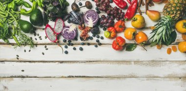 Arka plan Food Helathy çiğ vegan yemek. taze meyve, sebze, yeşillik, superfoods beyaz rustik ahşap masa üzerinde