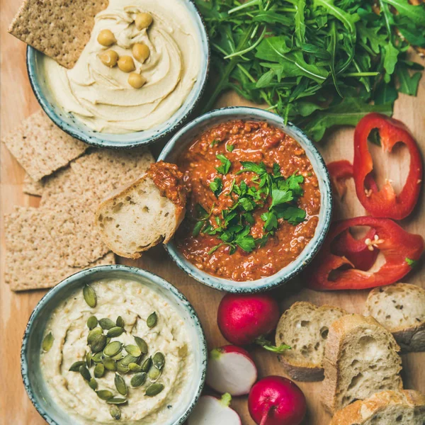 Snack Board Vegano Diversas Salsas Vegetarianas Hummus Babaganush Muhammara Con —  Fotos de Stock