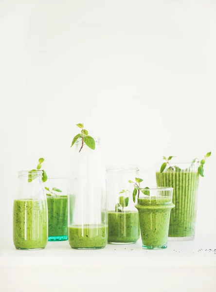 Frullato Vegano Verde Matcha Con Semi Chia Menta Bicchieri Bottiglie — Foto Stock