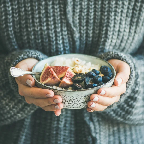 Desayuno Saludable Invierno Mujer Suéter Lana Sosteniendo Tazón Gachas Coco — Foto de Stock