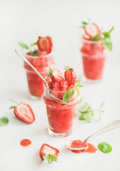 Healthy Low Calorie Summer Treat Strawberry Champagne Granita Slushie Shaved — Stock Photo, Image