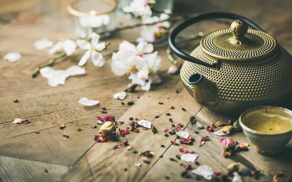 Układ Tradycyjnych Azjatyckich Ceremonii Parzenia Herbaty Żelazo Czajnik Kubki Kwiaty — Zdjęcie stockowe