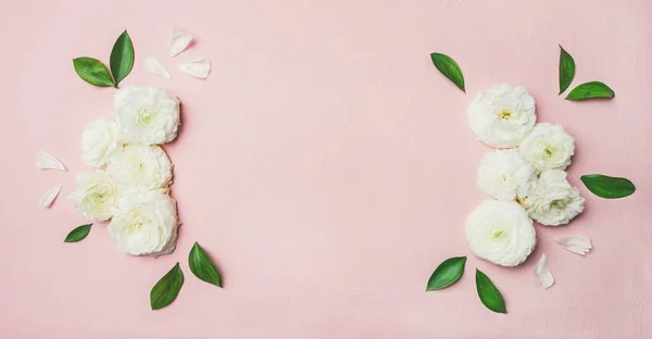 Florale Achtergrond Samenstelling Witte Boterbloem Bloemen Leves Licht Roze Achtergrond — Stockfoto