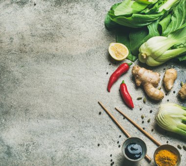 Asya Mutfağı malzemeler gri arka plan üzerinde. Sebze, baharat, Vietnam, Tayland veya Çince yemek için soslar. Yeme, vejetaryen kavramı temiz