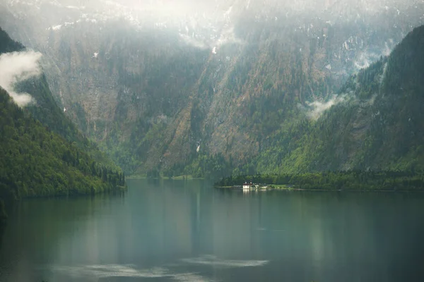Вид Туманное Озеро Кенигсзее Крошечной Церковью — стоковое фото