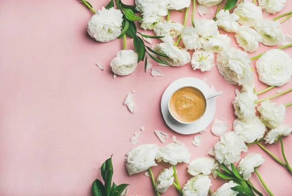 Concepto Primavera Taza Café Rodeada Flores Ranúnculo Blanco Sobre Fondo — Foto de Stock