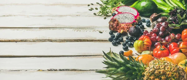 健康的な生菜食料理の背景 新鮮な果物 白の木製テーブルの上のスーパー フード — ストック写真