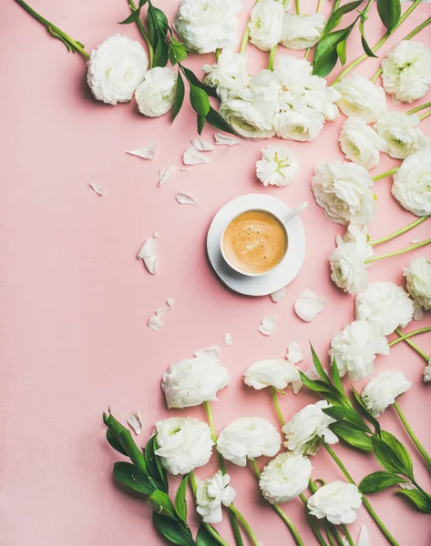 Concepto Primavera Taza Café Rodeada Flores Ranúnculo Blanco Sobre Fondo — Foto de Stock