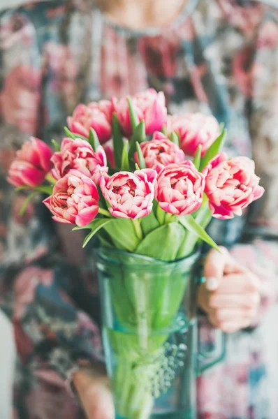 Весенние Цветы Женщина Разноцветном Шелковом Платье Букетом Свежих Розовых Тюльпанов — стоковое фото