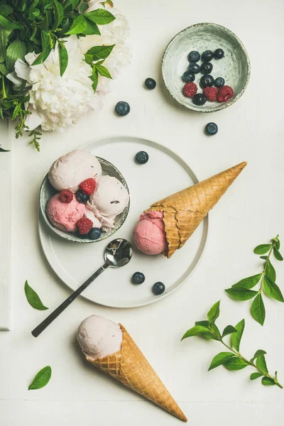 粉红色草莓和椰子冰淇淋勺在碗里 — 图库照片