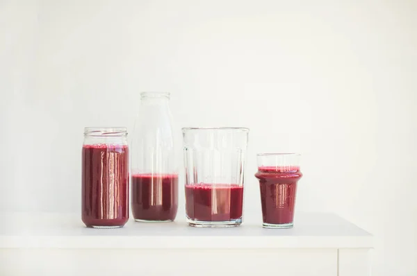 Smoothie Jus Betterave Frais Matin Dans Des Verres Fond Blanc — Photo