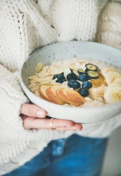 Desayuno Saludable Invierno Cama Mujer Suéter Lana Jeans Sosteniendo Tazón — Foto de Stock