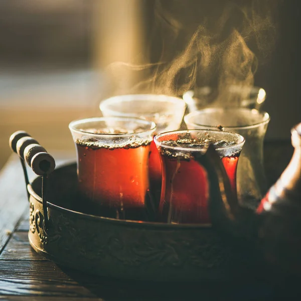Frisch Gebrühter Schwarzer Tee Türkischen Gläsern Orientalischem Tablett — Stockfoto