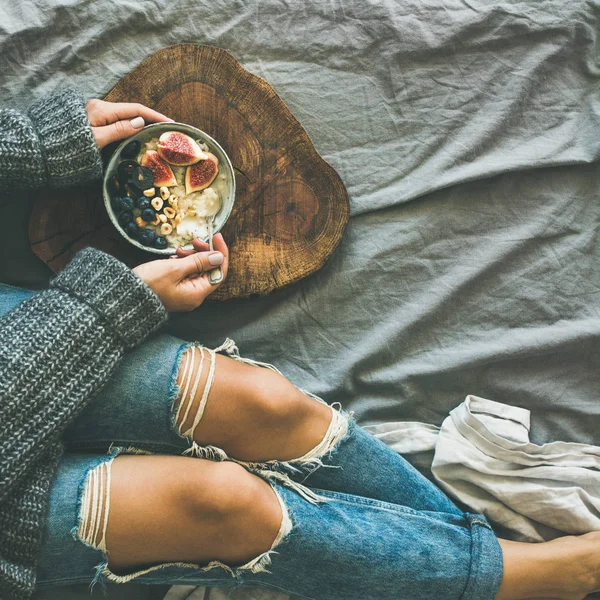 Desayuno Saludable Invierno Cama Mujer Jersey Gris Jeans Comiendo Gachas —  Fotos de Stock