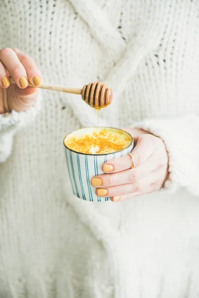 Egészséges Vegán Kurkuma Latte Vagy Arany Tejjel Mézzel Kezében Visel — Stock Fotó