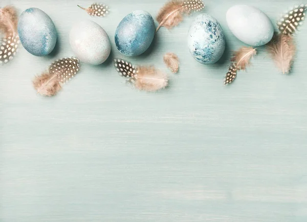 Beschilderde Traditionele Eieren Voor Paasvakantie Veren Lichte Blauwe Achtergrond — Stockfoto