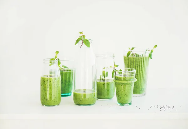 チア種子と眼鏡と白い背景の上の瓶でフレッシュミント抹茶緑ビーガン スムージー — ストック写真