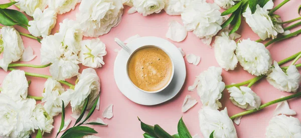Vårmorgen Konsept Flate Kaffekopp Omgitt Hvite Ranunkulusblomster Lys Rosa Pastellbakgrunn – stockfoto