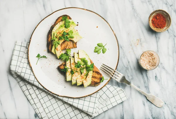 Healthy Vegan Breakfast Lunch Flat Lay Avocado Toast Plate Seasoning — Stock Photo, Image
