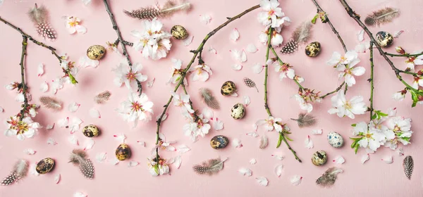 Fondo Vacaciones Pascua Flores Tiernas Flor Almendra Primavera Ramas Plumas — Foto de Stock