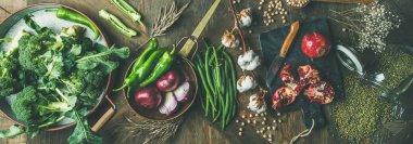 Kış vejetaryen, vegan gıda maddeleri yemek. Mevsimlik sebze, meyve, fasulye, Hububat Ürünleri, mutfak tabağını, kurutulmuş çiçek, ahşap arka plan üzerine zeytin yağı