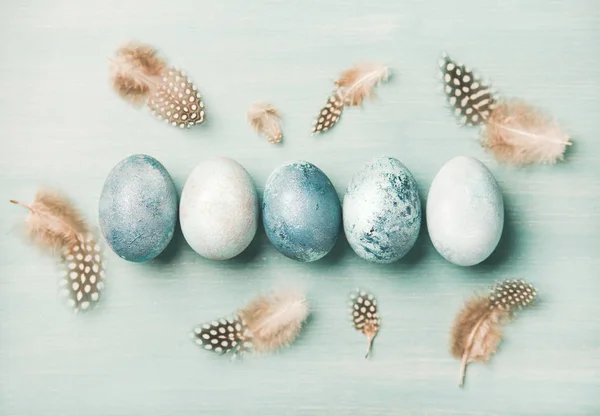 Painted Traditional Eggs Easter Holiday Feathers Row Blue Background — Stock Photo, Image