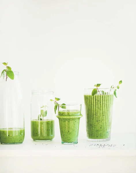 Frullato Vegano Verde Matcha Con Semi Chia Menta Bicchieri Bottiglie — Foto Stock