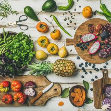 Arka plan Food Helathy çiğ vegan yemek. Taze meyve, sebze, yeşil ve Beyaz ahşap masa üzerinde kurullarında superfoods