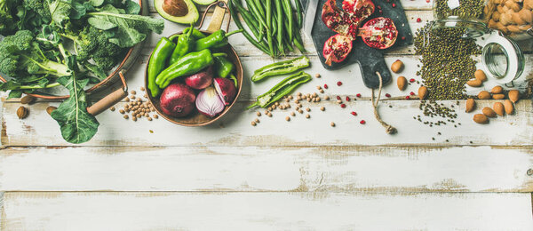 Зимние вегетарианские, веганские продукты питания приготовления ингредиентов на белом деревянном фоне
