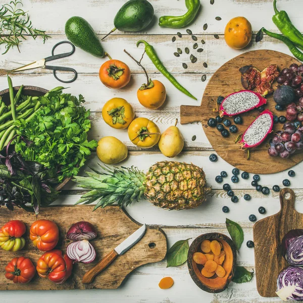 Arka plan Food Helathy çiğ vegan yemek. Taze meyve, sebze, yeşil ve Beyaz ahşap masa üzerinde kurullarında superfoods