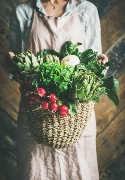 Keten Önlük Sepeti Taze Bahçe Sebze Yeşiller Onun Elinde Tutan — Stok fotoğraf