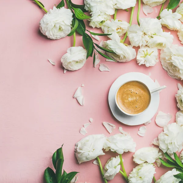 Bahar sabah kavramı. Hafif pembe arka plan üzerinde beyaz Düğünçiçeği çiçeklerle çevrili kahve