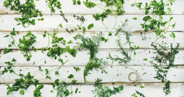 Várias Ervas Verdes Frescas Sobre Fundo Madeira Branco Rústico — Fotografia de Stock