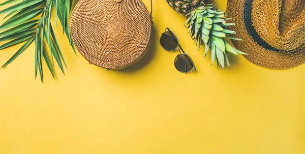 Colorido Traje Moda Femenina Verano Sombrero Paja Bolsa Bambú Gafas —  Fotos de Stock