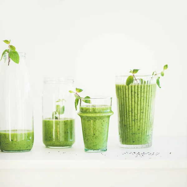 チア種子と眼鏡と白い背景の上の瓶でミントの香りの抹茶緑ビーガン スムージー — ストック写真