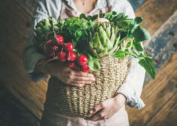 Γυναίκα Γεωργός Στη Ποδιά Σεντόνια Κρατώντας Καλάθι Φρέσκα Λαχανικά Κήπων — Φωτογραφία Αρχείου