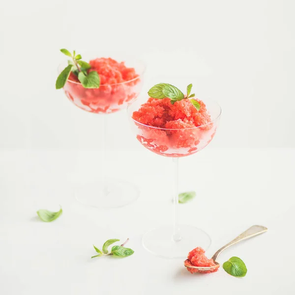 저칼로리 합니다 딸기와 샴페인 Granita 샴페인 민트와 디저트 — 스톡 사진