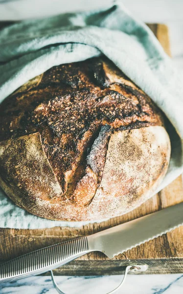 Versgebakken Zuurdesem Brood Rustieke Houten Snijplank Lichte Grijs Marmeren Achtergrond — Stockfoto