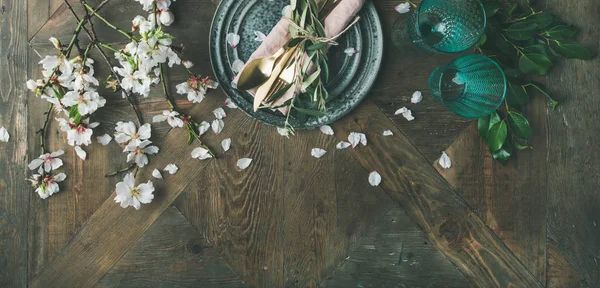 Весенний Пасхальный Праздник Накрытие Стола Цветы Миндаля Тарелки Бокалы Столовые — стоковое фото