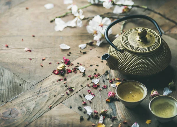 伝統的なアジア茶道アレンジメント Vintahe ティーポット カップ 咲くアーモンドの花 木製のテーブルの背景の上のバラの蕾とキャンドルの乾燥 — ストック写真
